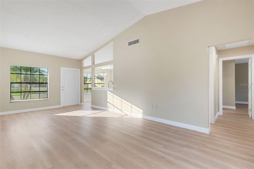 For Sale: $359,000 (2 beds, 2 baths, 951 Square Feet)