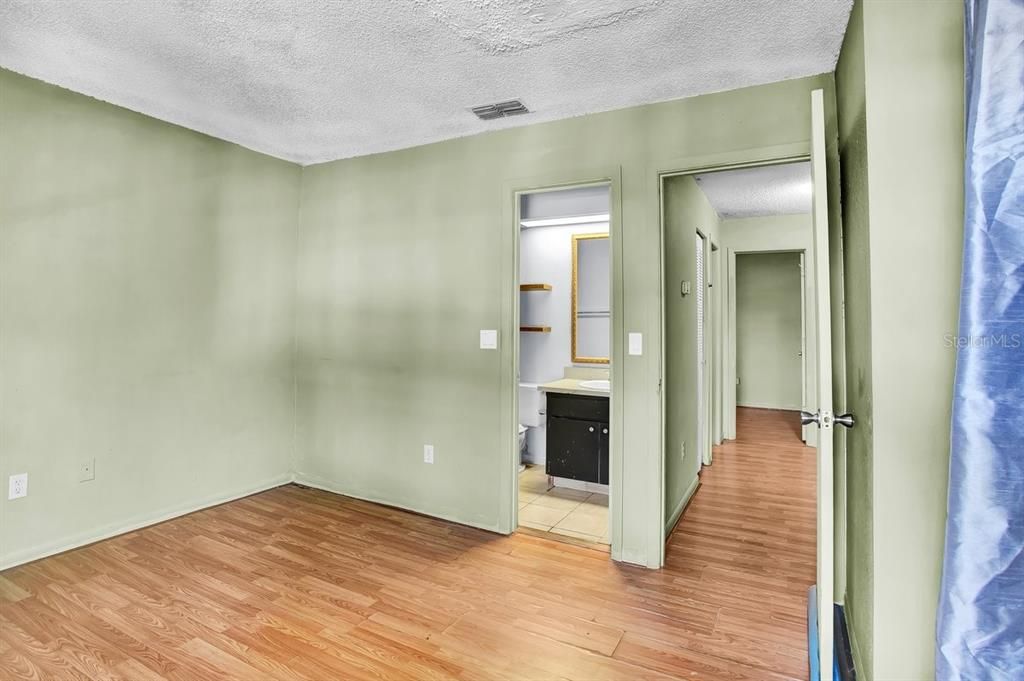 待售: $185,000 (2 贝兹, 2 浴室, 944 平方英尺)