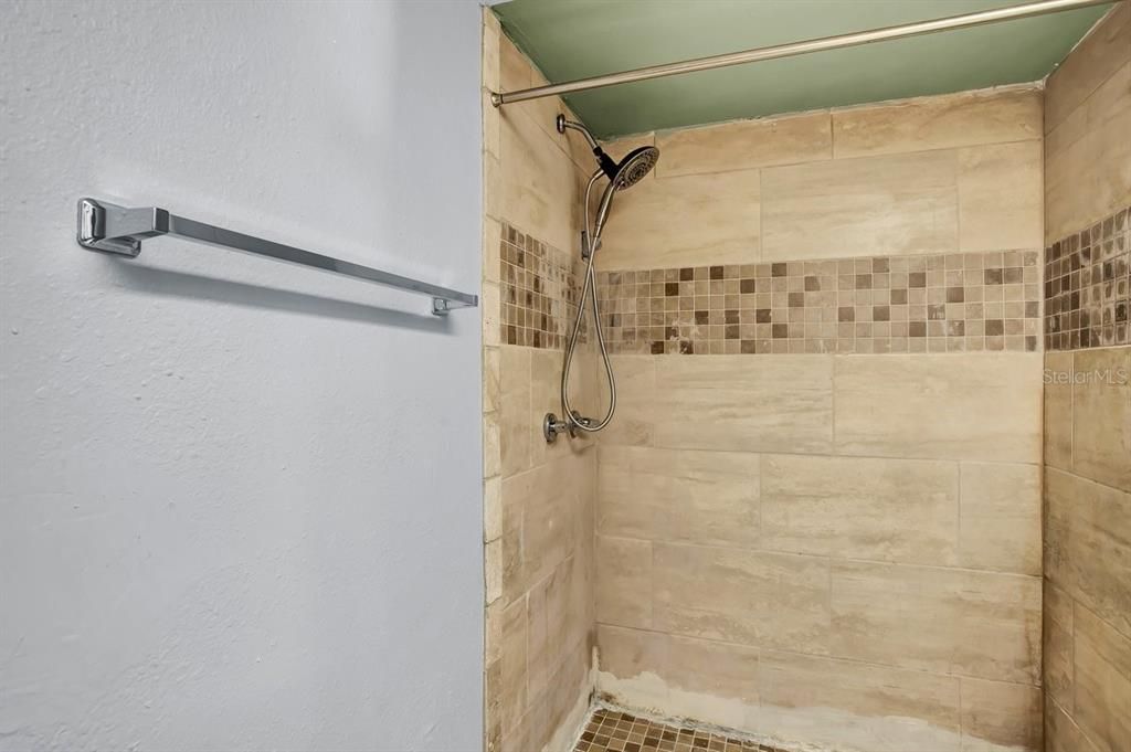 待售: $185,000 (2 贝兹, 2 浴室, 944 平方英尺)