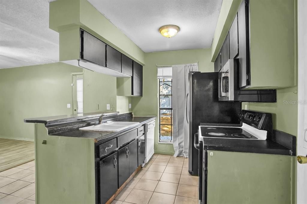 待售: $185,000 (2 贝兹, 2 浴室, 944 平方英尺)