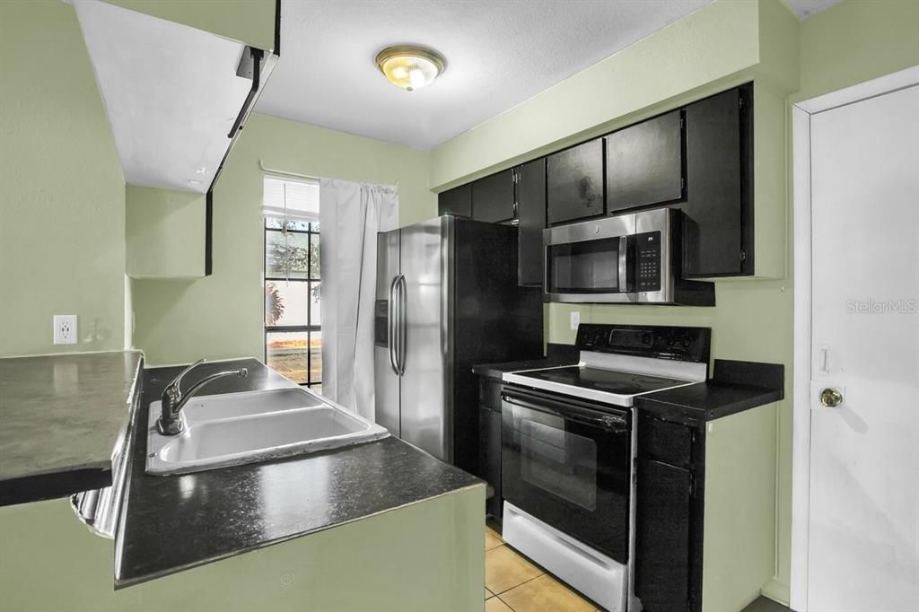 待售: $185,000 (2 贝兹, 2 浴室, 944 平方英尺)