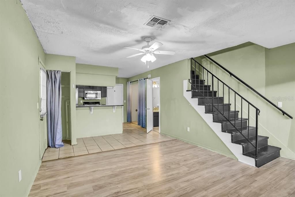 待售: $185,000 (2 贝兹, 2 浴室, 944 平方英尺)