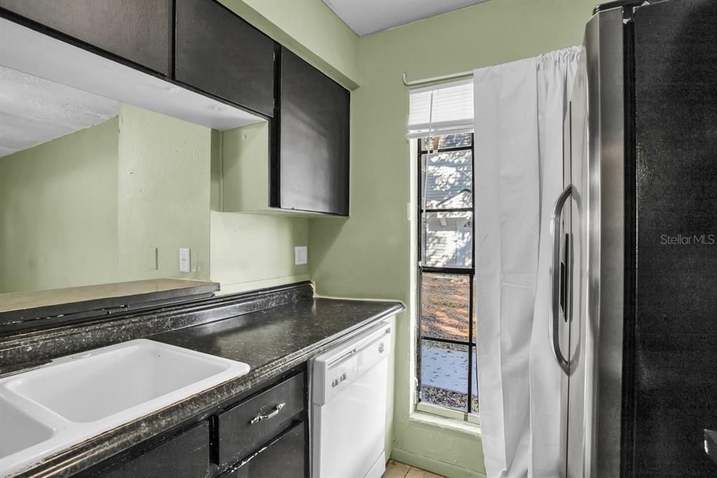 待售: $185,000 (2 贝兹, 2 浴室, 944 平方英尺)