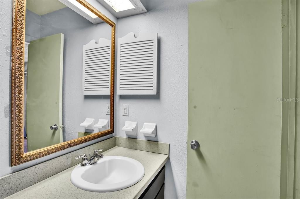 待售: $185,000 (2 贝兹, 2 浴室, 944 平方英尺)