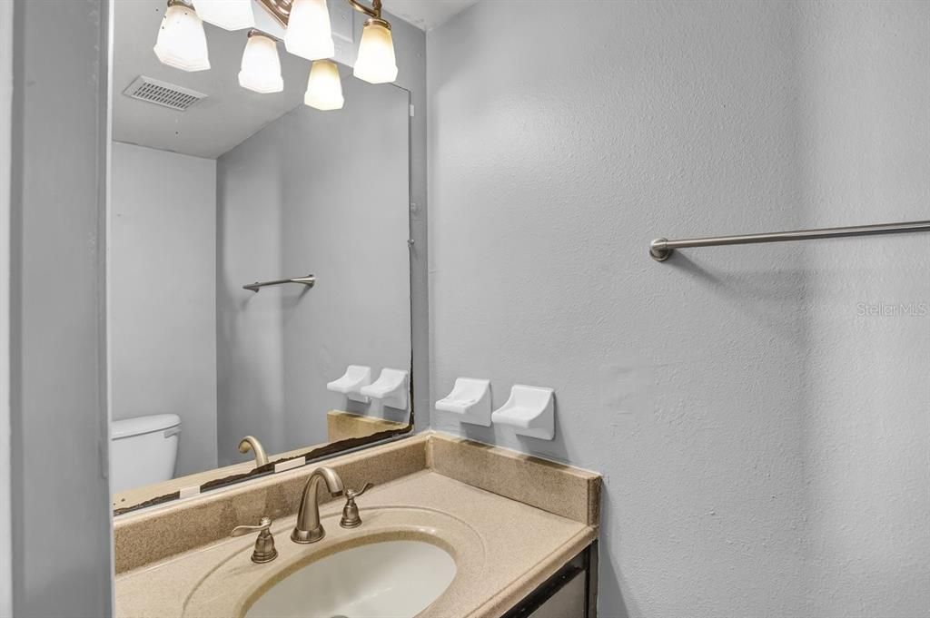 待售: $185,000 (2 贝兹, 2 浴室, 944 平方英尺)