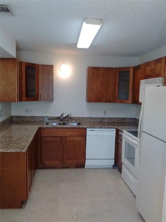 На продажу: $240,000 (2 спален, 2 ванн, 956 Квадратных фут)