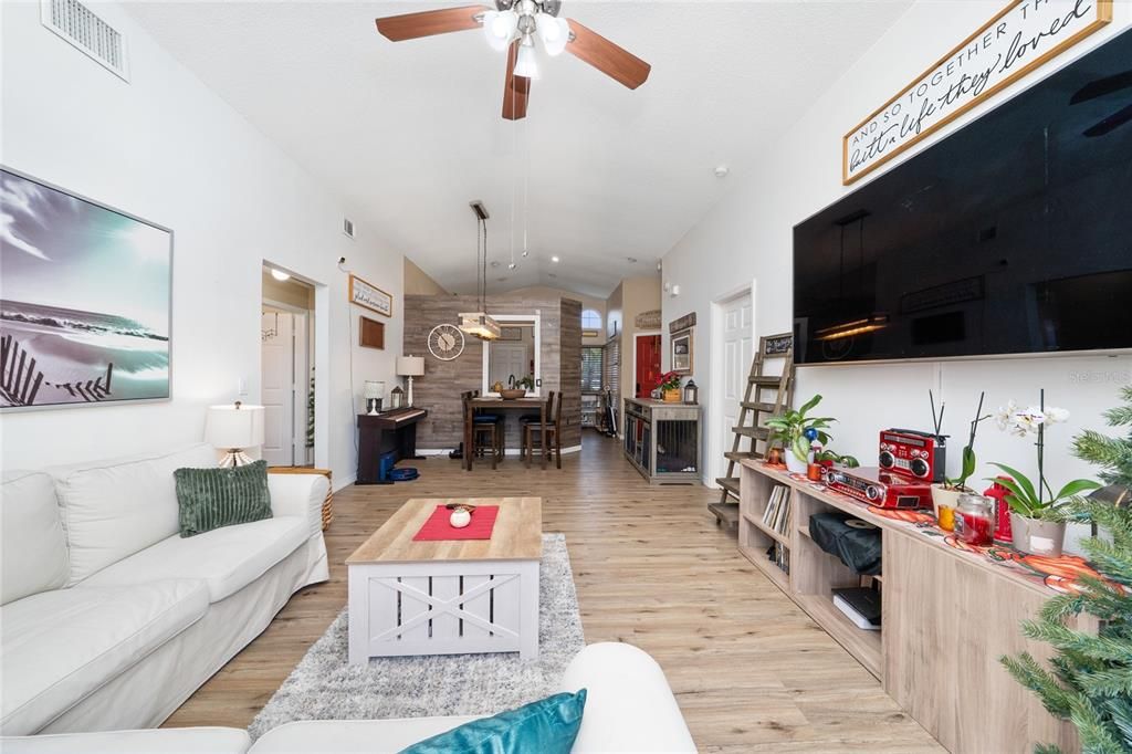 待售: $420,000 (3 贝兹, 2 浴室, 1201 平方英尺)