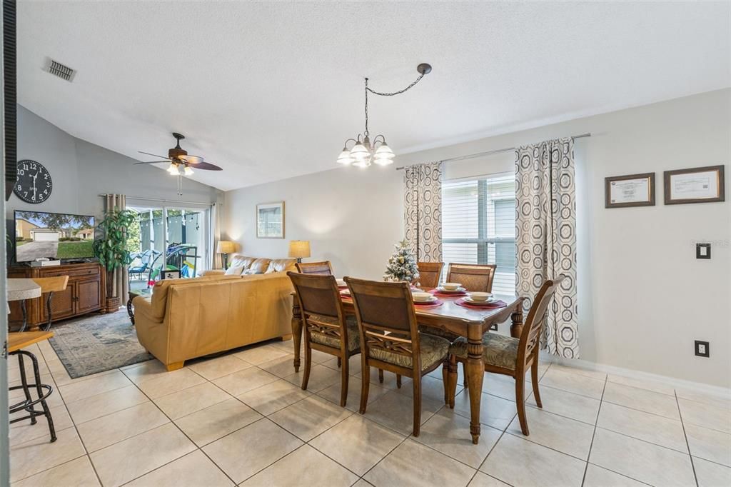 待售: $379,000 (4 贝兹, 2 浴室, 1542 平方英尺)