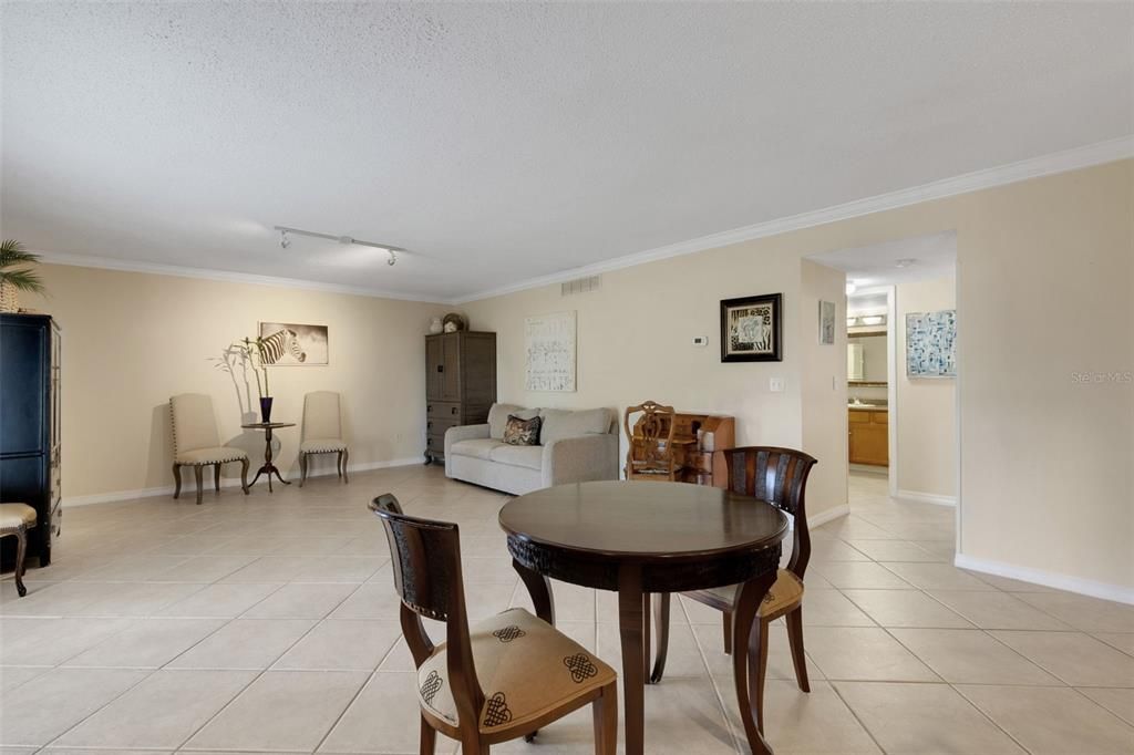 待售: $179,000 (2 贝兹, 2 浴室, 1049 平方英尺)