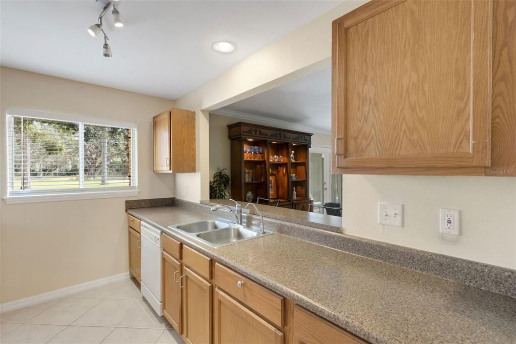 待售: $179,000 (2 贝兹, 2 浴室, 1049 平方英尺)