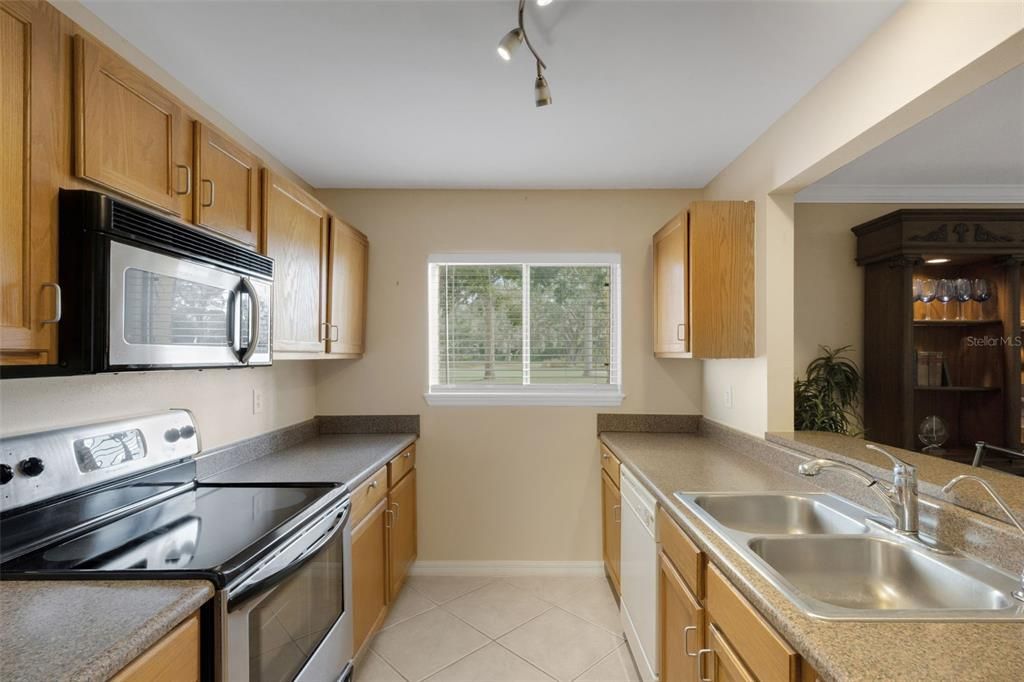 待售: $179,000 (2 贝兹, 2 浴室, 1049 平方英尺)