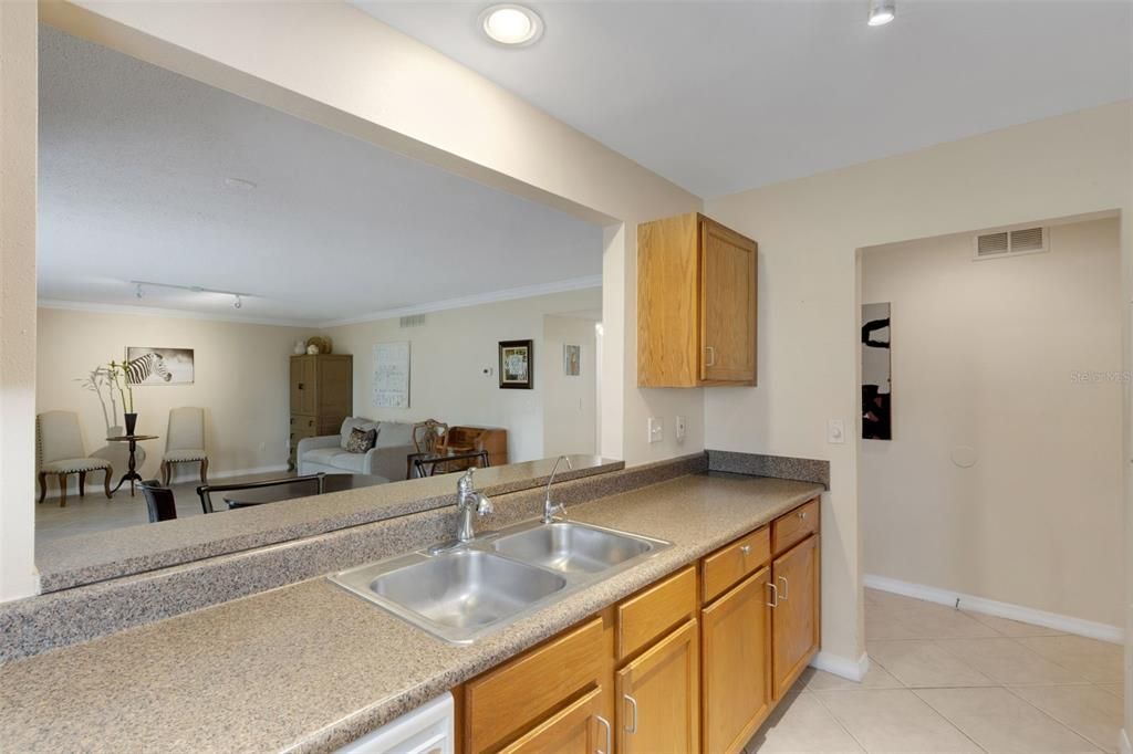 待售: $179,000 (2 贝兹, 2 浴室, 1049 平方英尺)