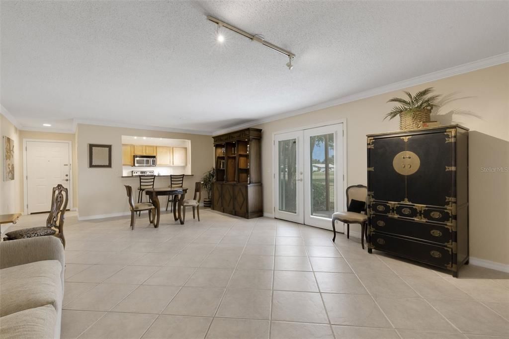 待售: $179,000 (2 贝兹, 2 浴室, 1049 平方英尺)