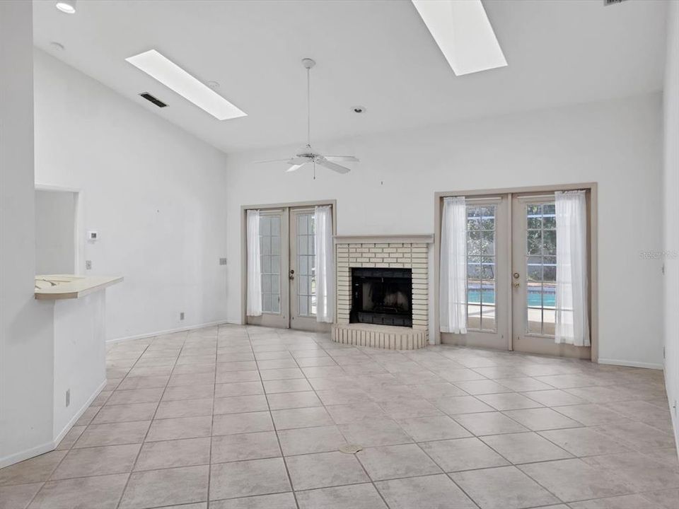 На продажу: $375,000 (3 спален, 2 ванн, 1811 Квадратных фут)