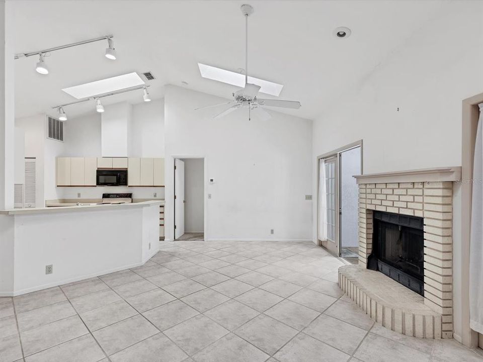 На продажу: $375,000 (3 спален, 2 ванн, 1811 Квадратных фут)