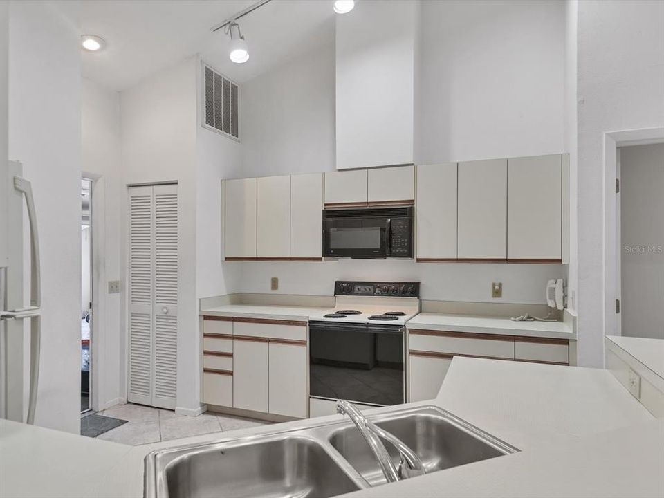 На продажу: $375,000 (3 спален, 2 ванн, 1811 Квадратных фут)