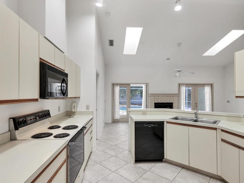 На продажу: $375,000 (3 спален, 2 ванн, 1811 Квадратных фут)