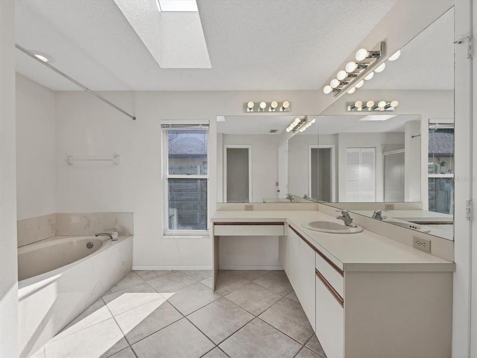 На продажу: $375,000 (3 спален, 2 ванн, 1811 Квадратных фут)