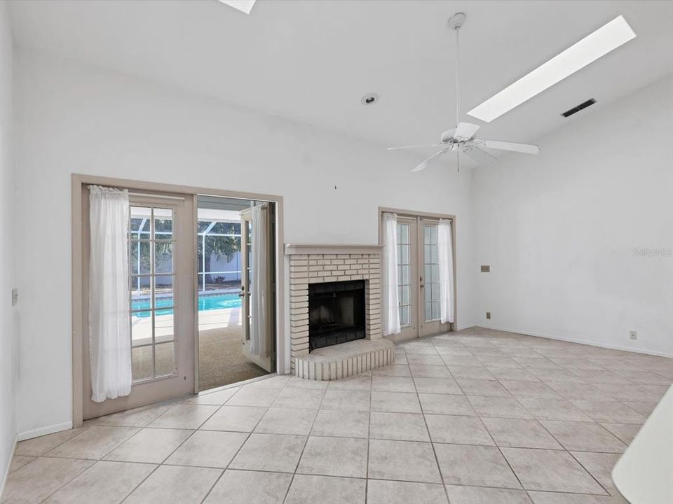 На продажу: $375,000 (3 спален, 2 ванн, 1811 Квадратных фут)