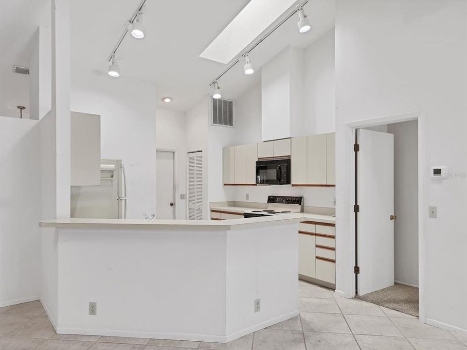 На продажу: $375,000 (3 спален, 2 ванн, 1811 Квадратных фут)