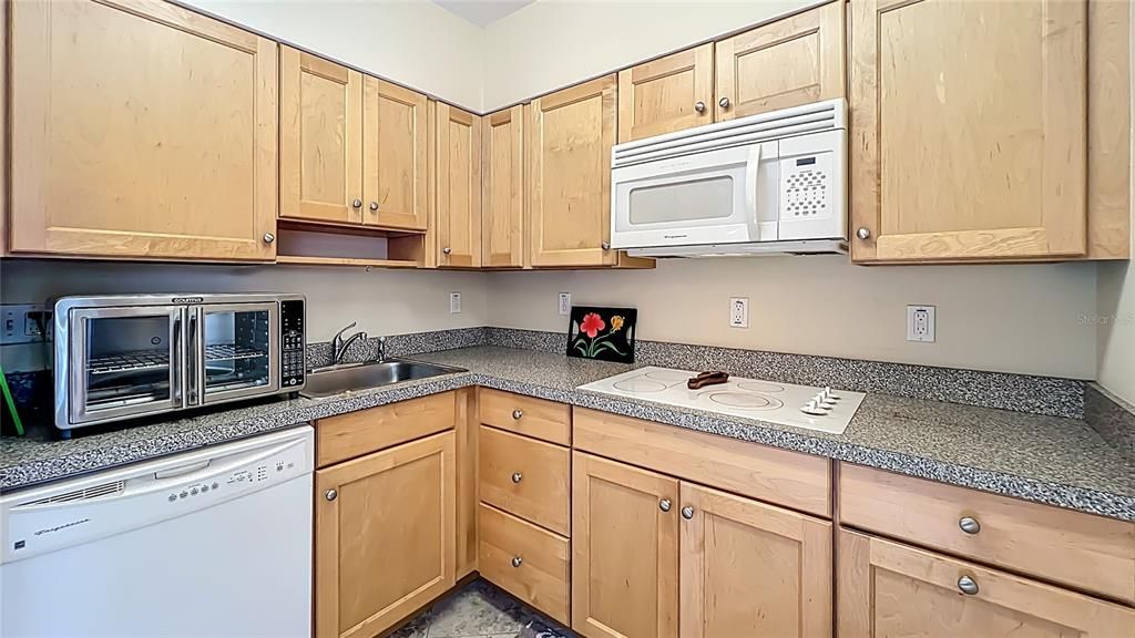 待售: $329,000 (1 贝兹, 1 浴室, 570 平方英尺)