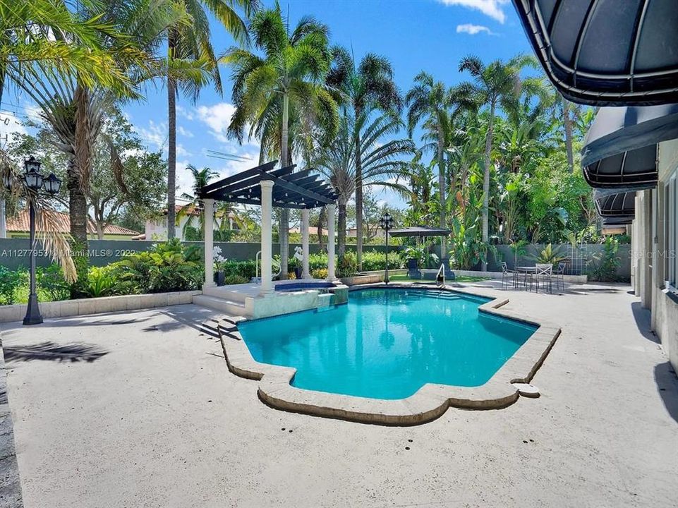 出租: $13,000 (6 贝兹, 3 浴室, 4176 平方英尺)