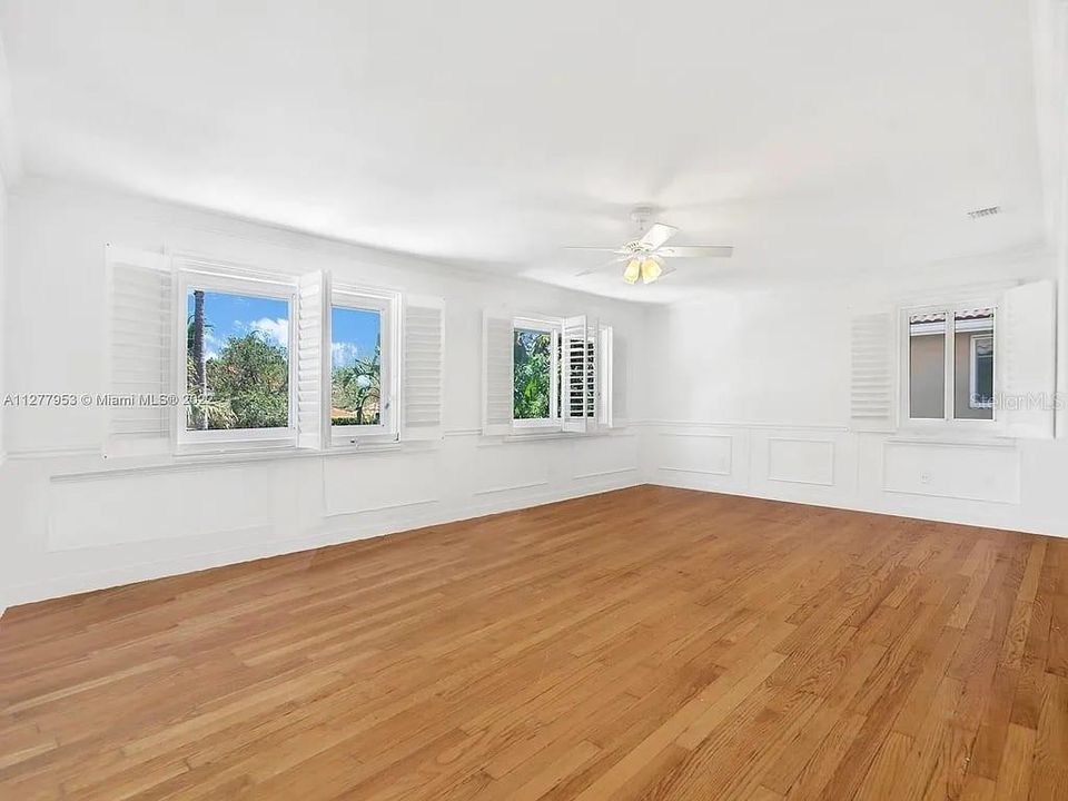 出租: $13,000 (6 贝兹, 3 浴室, 4176 平方英尺)