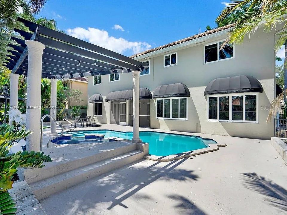 出租: $13,000 (6 贝兹, 3 浴室, 4176 平方英尺)