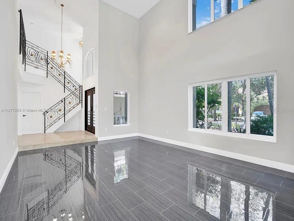 出租: $13,000 (6 贝兹, 3 浴室, 4176 平方英尺)