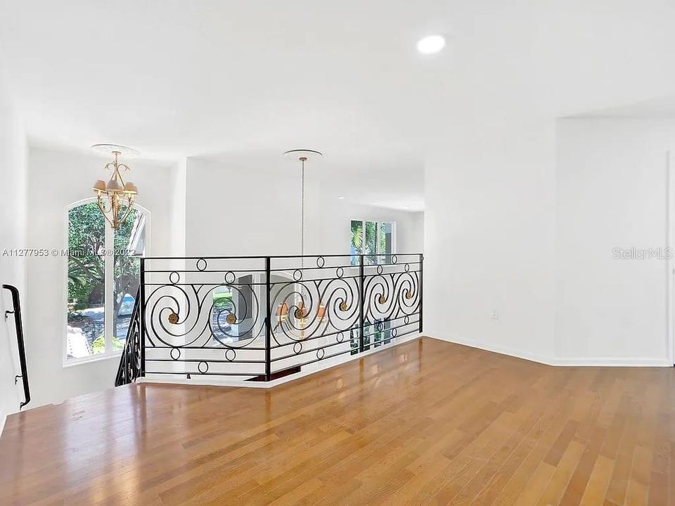 出租: $13,000 (6 贝兹, 3 浴室, 4176 平方英尺)