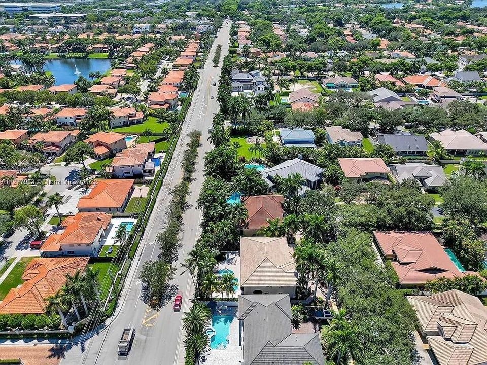 出租: $13,000 (6 贝兹, 3 浴室, 4176 平方英尺)