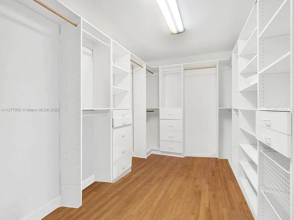 出租: $13,000 (6 贝兹, 3 浴室, 4176 平方英尺)