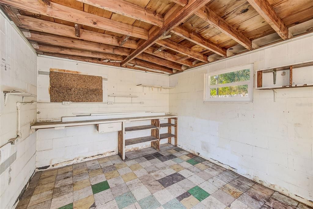 合同活跃: $249,000 (2 贝兹, 1 浴室, 898 平方英尺)