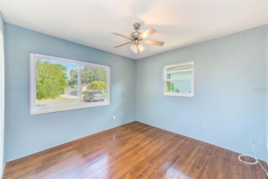 合同活跃: $249,000 (2 贝兹, 1 浴室, 898 平方英尺)