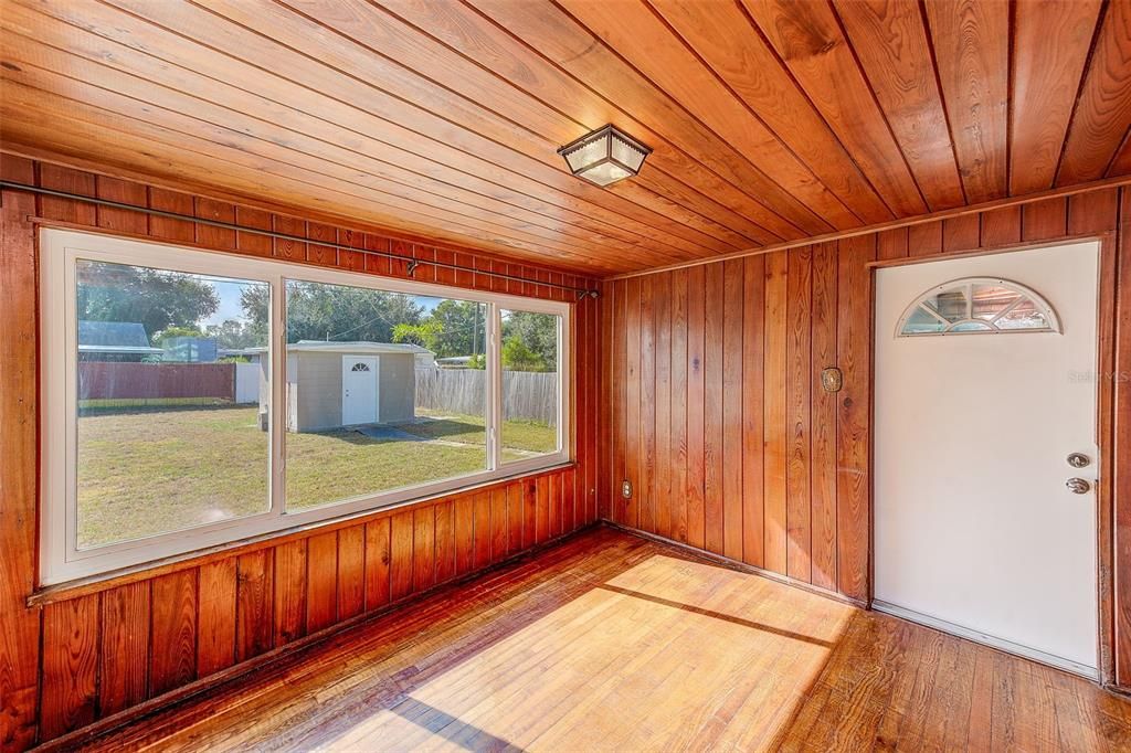 合同活跃: $249,000 (2 贝兹, 1 浴室, 898 平方英尺)