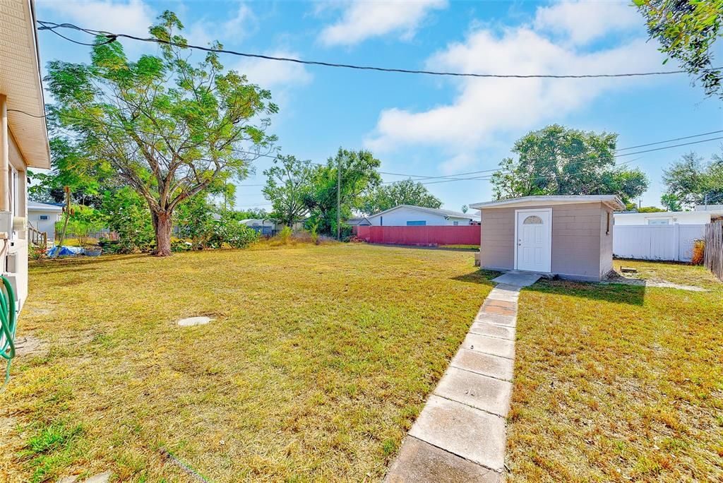 合同活跃: $249,000 (2 贝兹, 1 浴室, 898 平方英尺)