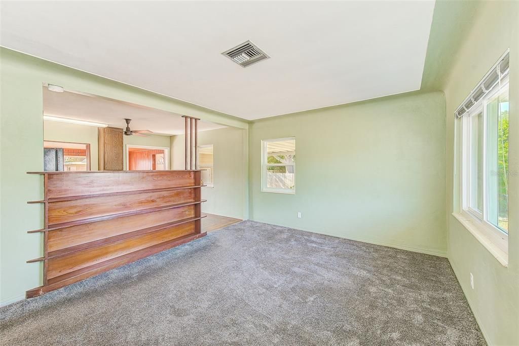 合同活跃: $249,000 (2 贝兹, 1 浴室, 898 平方英尺)