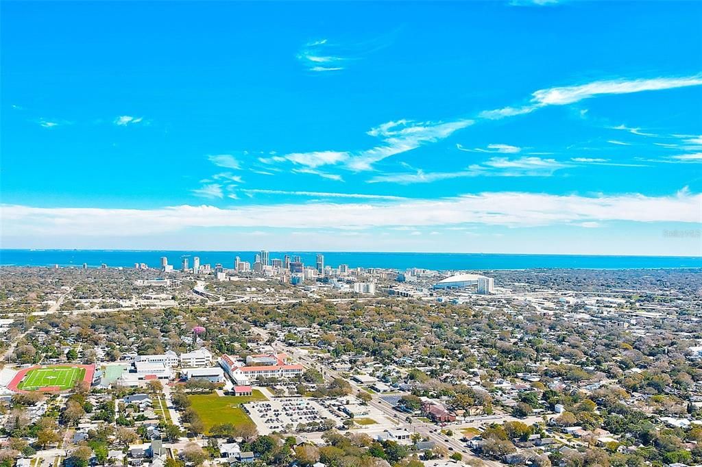 合同活跃: $249,000 (2 贝兹, 1 浴室, 898 平方英尺)