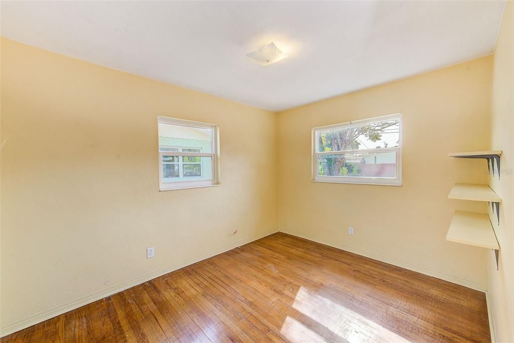 合同活跃: $249,000 (2 贝兹, 1 浴室, 898 平方英尺)