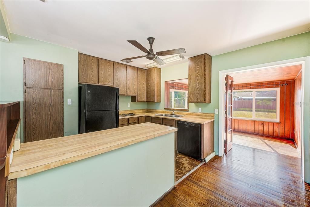 合同活跃: $249,000 (2 贝兹, 1 浴室, 898 平方英尺)