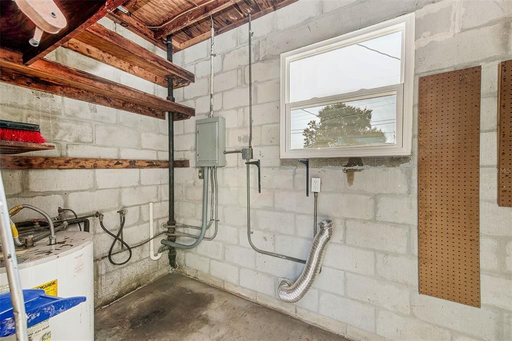 合同活跃: $249,000 (2 贝兹, 1 浴室, 898 平方英尺)