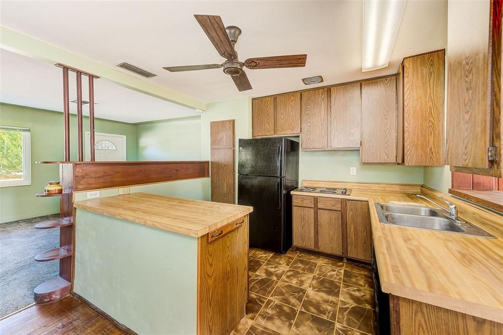 合同活跃: $249,000 (2 贝兹, 1 浴室, 898 平方英尺)