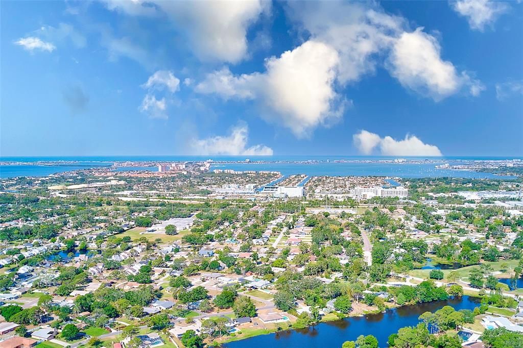 合同活跃: $249,000 (2 贝兹, 1 浴室, 898 平方英尺)