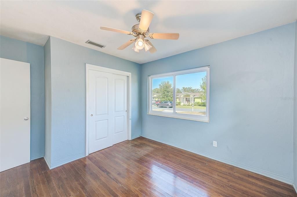 合同活跃: $249,000 (2 贝兹, 1 浴室, 898 平方英尺)