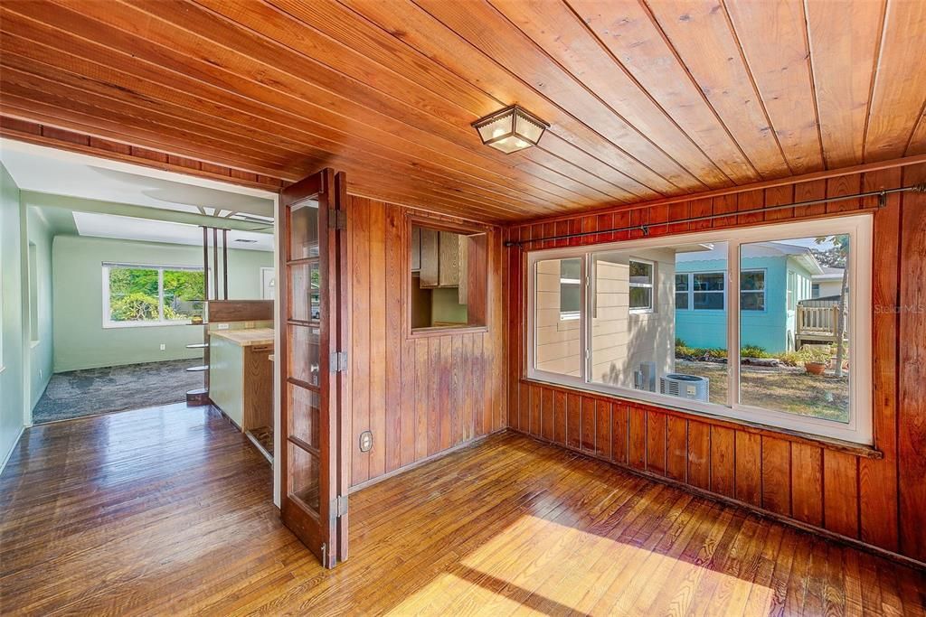 合同活跃: $249,000 (2 贝兹, 1 浴室, 898 平方英尺)