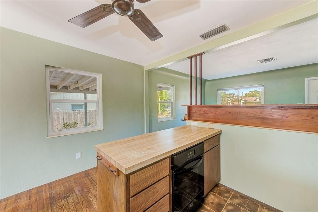 合同活跃: $249,000 (2 贝兹, 1 浴室, 898 平方英尺)