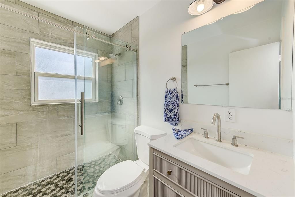 合同活跃: $249,000 (2 贝兹, 1 浴室, 898 平方英尺)