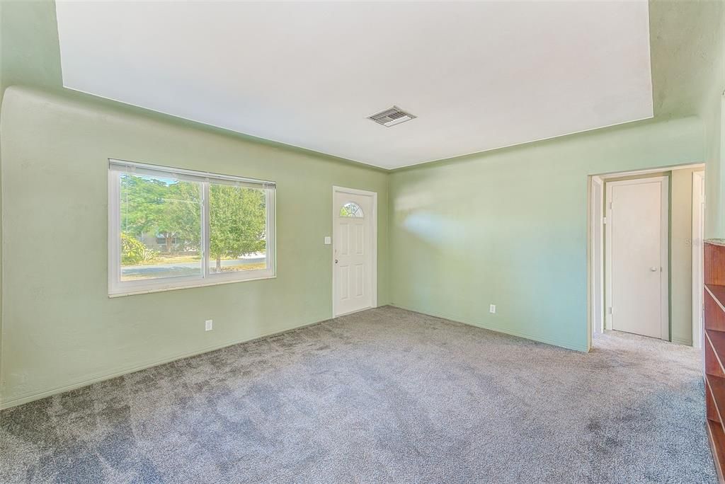 合同活跃: $249,000 (2 贝兹, 1 浴室, 898 平方英尺)