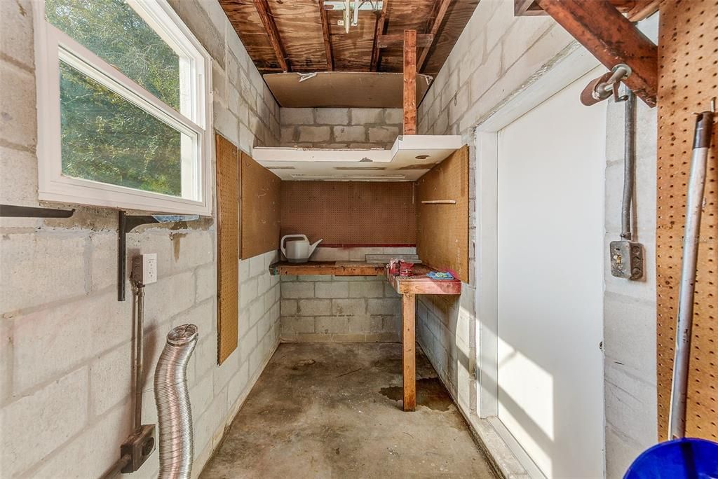 合同活跃: $249,000 (2 贝兹, 1 浴室, 898 平方英尺)