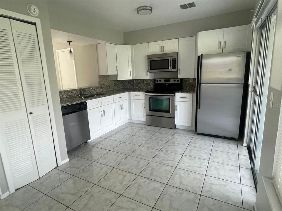 待售: $200,000 (2 贝兹, 1 浴室, 992 平方英尺)